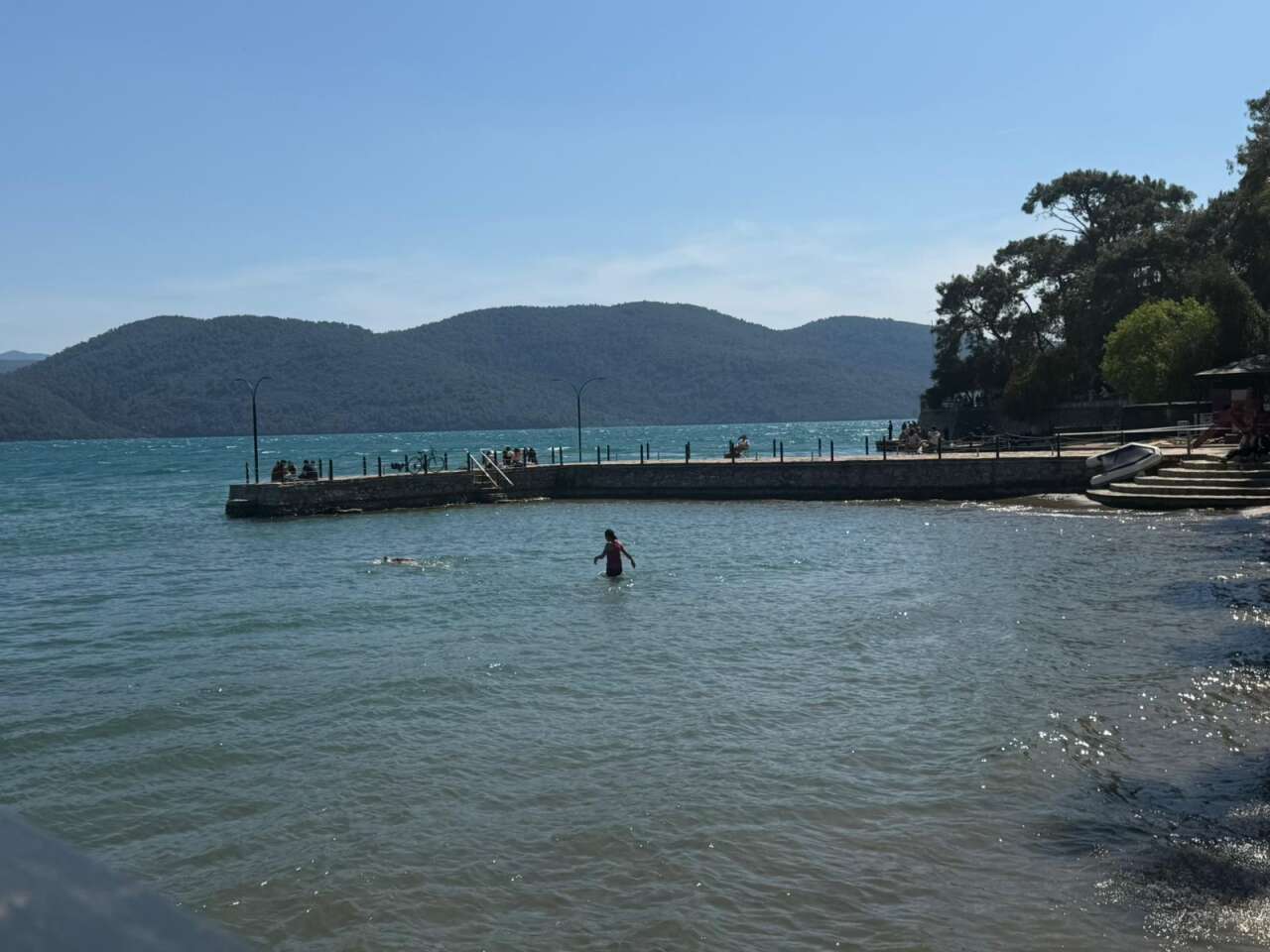 Sakin Kent Akyaka’da Deniz Sezonu Erken Açıldı: Vatandaşlar Denize Girdi 1